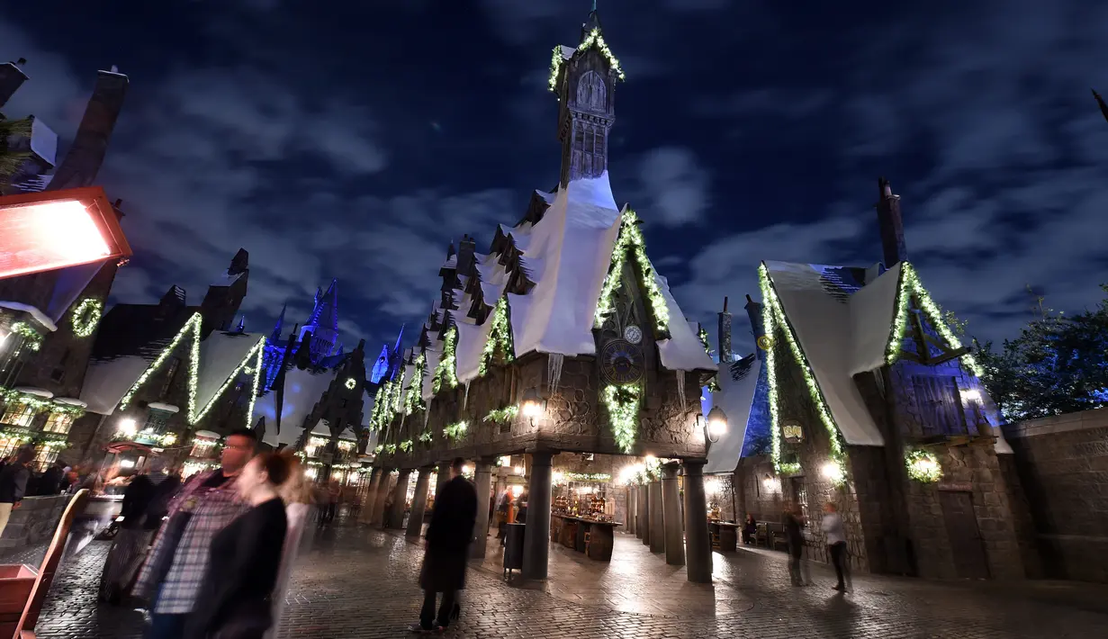 Suasana desa Hogsmead di Universal Studios Hollywood yang bertemakan natal, Universal City (16/11). Di tempat ini, pengunjung dapat menikmati Natal layaknya di Dunia Penyihir Harry Potter. (AFP Photo/Chris Delmas)