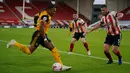 Gelandang Wolverhampton Wanderers, Adama Traore, berebut bola dengan bek Sheffield United, Jack O'Connell, pada laga Liga Inggris di Bramall Lane, Selasa (15/9/2020). Wolverhampton menang 2-0 atas Sheffield United. (AFP/Dave Thompson/pool)