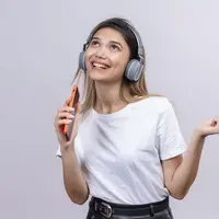 Mendengarkan musik semasa sekolah bisa menjadi alternatif hiburan yang tak hanya menyenangkan dan menaikkan mood, tapi juga bisa membawa kita mengingat masa-masa sekolah. (Foto dok: Freepik/stockking).