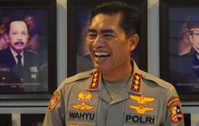 Jenderal Polisi Lulusan Terbaik Cium Kening Istri Depan Banyak Orang, Tulis Pesan Cinta yang Romantis