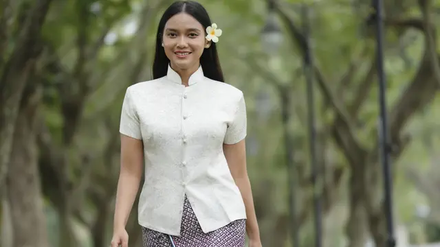 Kebaya Lengan Pendek Klasik Kombinasi Batik
