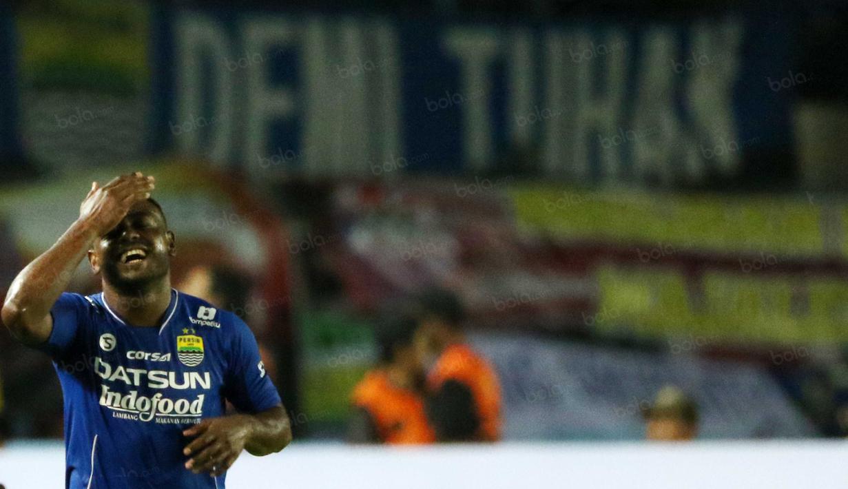 Pemain Persib Bandung, David Laly merayakan golnya ke gawang Bali United pada laga Torabika Soccer Championship 2016 di Stadion Si Jalak Harupat, Soreang, Bandung, Sabtu (14/5/2016). (Bola.com/Nicklas Hanoatubun)