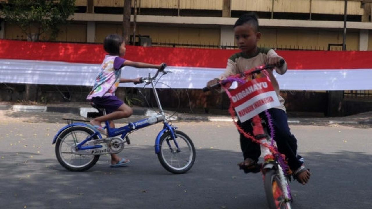 Sambut 17 Agustus, kaum hawa lomba jahit bendera merah putih raksasa