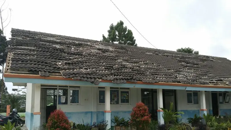 Gempa merusak gedung sekolah dan rumah di Kalibening, Banjarnegara. (Foto: Liputan6.com/SRU Banjarnegara/Muhamad Ridlo)