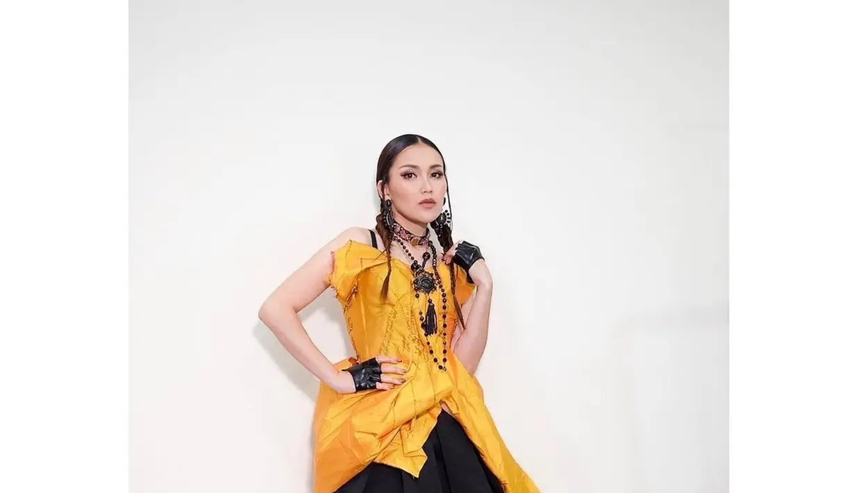 Kali ini dengan kostum berwarna kuning. Tanpa kesan berlebihan dan norak, Ayu Ting Ting juga berhasil terlihat cantik sempurna dibalut kostum berwarna kuning. Foto: Instagram.