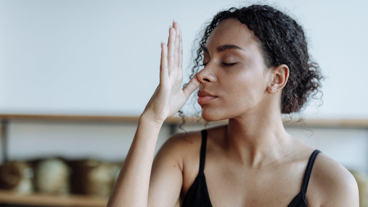 Mau Rambut Lebih Kuat dan Sehat? Lakukan 5 Pose Yoga Ini di Rumah