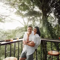 Gayanya begitu kompak antara Naysilla dan sang kekasih Fito. Fito mengenakan kemeja dengan celana pendek bernuansa keabuan dan Naysilla berbalut dress dominasi nuansa putih. (Instagram/ Naysilla Mirdad)