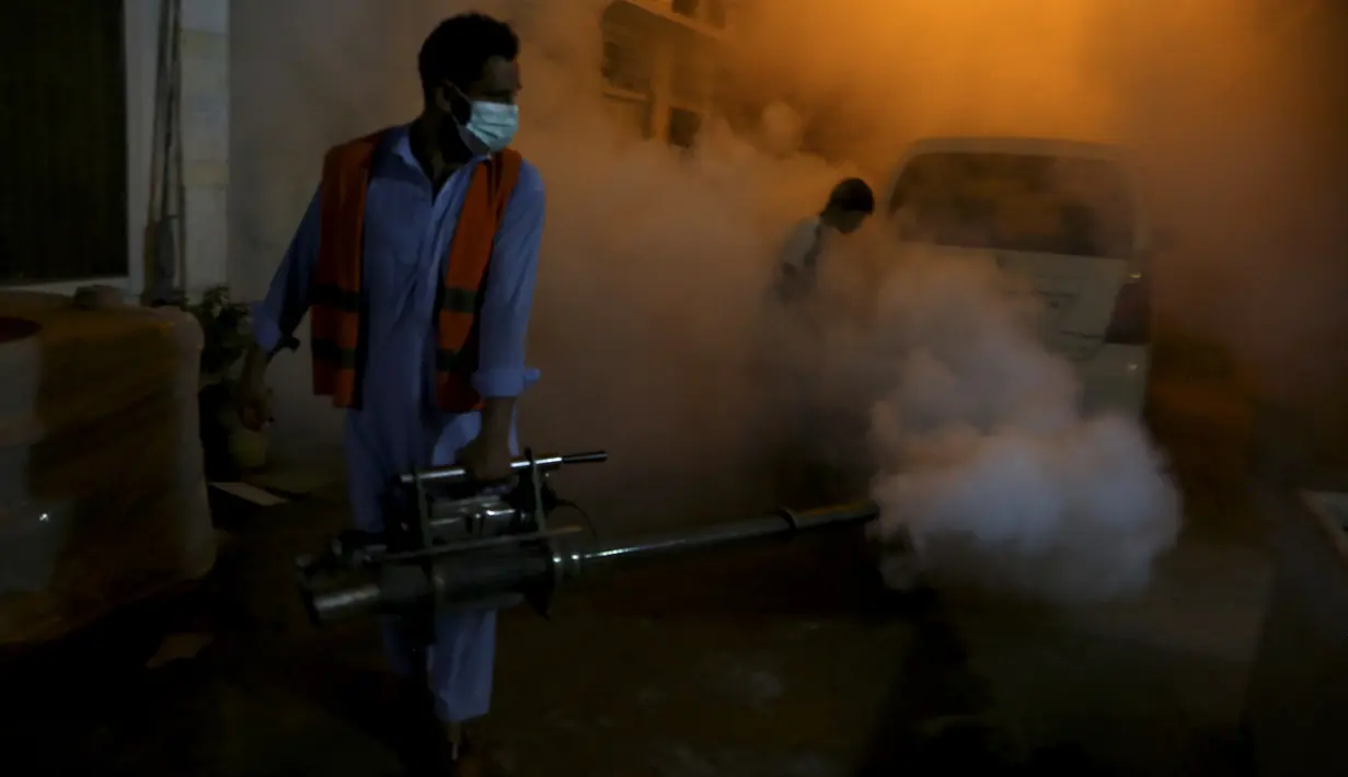 Petugas kesehatan Pakistan melakukan pengasapan untuk membunuh nyamuk dalam upaya mencegah wabah demam berdarah, di Peshawar, Pakistan, Jumat (23/9/2022). Pakistan telah mengerahkan ribuan dokter dan paramedis tambahan di provinsi yang paling parah dilanda banjir di negara itu untuk menahan penyebaran penyakit yang telah menewaskan lebih dari 300 orang di antara para korban banjir, kata para pejabat. (AP Photo/Muhammad Sajjad)
