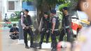 Personel polisi bersenjata laras panjang bersiaga di Pengadilan Negeri Jakarta Selatan pada sidang pembacaan vonis terdakwa terorisme Aman Abdurrahman, Jumat (22/6). Polisi mengerahkan 450 personel mengamankan jalannya sidang. (Liputan6.com/Angga Yuniar)