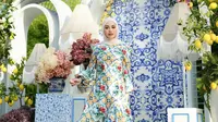 Intip Model Dress Motif Aurel Hermansyah di Pesta Ultah ke-27 di Bali, Elegan Bernuansa Italian Summer (sumber: Instagram/aurelie.hermansyah)