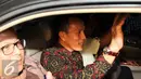 Suparman Marzuki saat berada di dalam mobil usai menjalani pemeriksaan di Bareskrim Mabes Polri, Jakarta, Senin (27/7/2015). Suparman diperiksa terkait kasus pencemaran nama baik yang dilaporkan Hakim Sarpin. (Liputan6.com/Helmi Afandi)