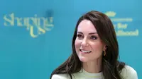 Princess of Wales, Kate Middleton dari Inggris tertawa saat bertemu dengan ara siswa dan staf pada kursus Studi Anak, selama kunjungan ke University of Leeds di Leeds, Inggris utara, pada 31 Januari 2023. Menjaga perhiasannya seminimal mungkin dengan anting-anting emas £74 dari Shyla London, Kate memilih blow-dry yang melenting dan melengkapi pakaiannya dengan tas suede hijau £435 yang serasi dari Manu Atelier. (AFP/Pool/Chris Jackson)