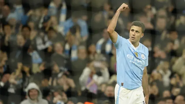 Foto: Erling Haaland Duduk Manis di Bangku Cadangan, Hattrick Phil Foden Bawa Man City Bantai Aston Villa di Liga Inggris