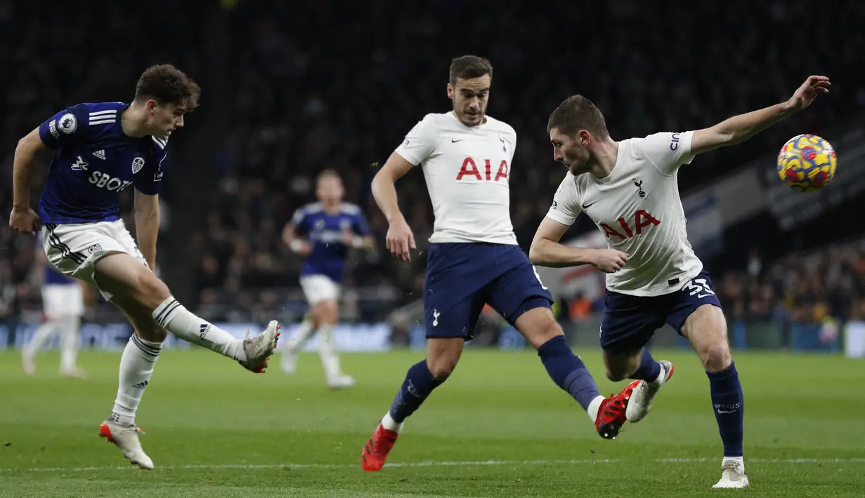 Dalam laga ini, Tottenham sejatinya sempat tertinggal lebih dahulu akibat gol Daniel James di babak pertama. Skor 0-1 pun bertahan hingga jeda turun minum. (AFP/Adrian Dennis)