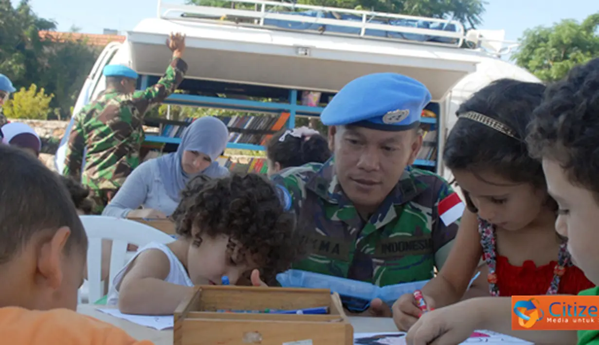 Citizen6, Lebanon: Personel Indobatt Cimic mengadakan kegiatan sosial Smart Car di wilayah Huseiniah, Al-Qusayr, Lebanon Selatan, Minggu (17/7). Kegiatan ini untuk membantu memulihkan keceriaan anak-anak yang negerinya kerap dilanda perang. (Pengirim: Bad