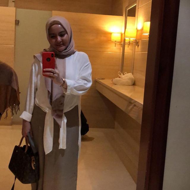 7 Potret Istri Kedua Aziz Gagap, Punya Gaya Modis dan Akrab dengan Istri Pertama