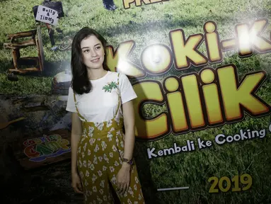 Gaya santai Kimberly Ryder saat hadir di konferensi pers syukuran film Koki Koki Cilik 2 di MNC. Kimberly memakai busana kombinasi putih dan kuning dengan aksesoris jam tangan. (KapanLagi.com/Agus Apriyanto)