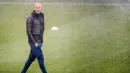 Pelatih Real Madrid, Zinedine Zidane, memimpin sesi latihan jelang laga Liga Champions di Stadion Allianz, Turin, Senin (2/4/2018). Real Madrid akan berhadapan dengan Juventus. (AFP/Marco Bertorello)