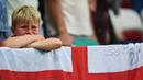 Kesedihan suporter cilik asal Inggris saat timnya kalah dari Islandia di Stadion Allianz Riviera, Nice (27/6/2016). (AFP/Paul Ellis)
