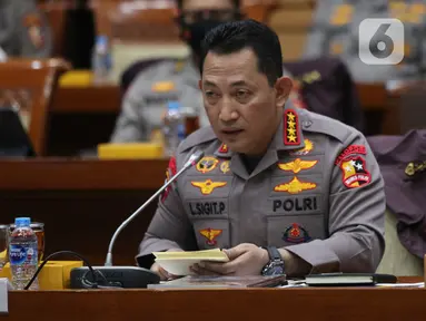 Kapolri Jenderal Pol Listyo Sigit Prabowo memberi paparan dalam rapat kerja bersama Komisi III DPR di di Kompleks Parlemen Senayan, Jakarta, Senin (24/1/2022). Raker terkait evaluasi kinerja dan capaian Polri selama tahun 2021, serta rencana penggunaan anggaran 2022. (Liputan6.com/Angga Yuniar)