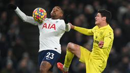 Steven Bergwijn. Dibeli dari PSV pada tengah musim 2019/2020 senilai 26,7 juta pound, hingga musim ketiganya kini ia masih kesulitan beradaptasi dengan atmosfer Liga Inggris. Ia pun tak masuk rencana jangka panjang Antonio Conte dan berpeluang untuk direkrut oleh Ajax Amsterdam. (AFP/Daniel Leal)