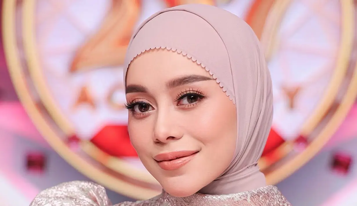 Wajahnya dipulas bernuansa coklat menyamakan dressnya. Tampak pipi nya dipulas blush on coral serasi dengan warna lipstiknya. Serta riasan mata pun dibuat dengan makeup nuansa warm mengaplikasikan eyeshadow coral. [@lestikejora]