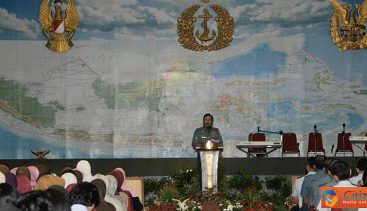 Citizen6, Jakarta: Segenap personel Mabes TNI baik militer maupun Pegawai Negeri Sipil (PNS), menghadiri peringatan Isra Mi’raj Nabi Muhammad SAW 1432 H/2011. Bertempat di GOR A Yani, Mabes TNI, Cilangkap, Jakarta, Rabu (6/7).(Badarudin Bakri)