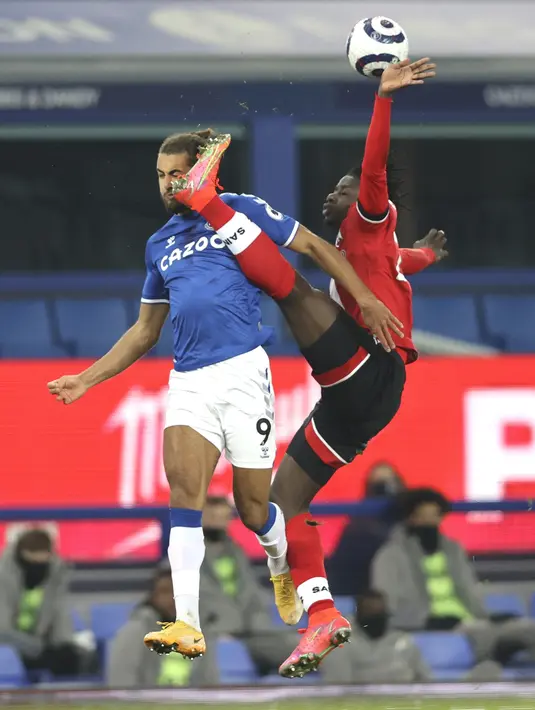 Bek Southampton, Mohammed Salisu berusaha merebut bola dari striker Everton, Dominic Calvert-Lewin pada pertandingan Liga Inggris di Goodison Park di Liverpool, Inggris, Selasa (2/3/2021). Everton sukses mendapat tiga poin penuh saat menjamu Southampton. (Clive Brunskill/Pool via AP)