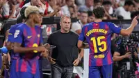 Pelatih Barcelona, Hansi Flick, berbicara dengan Andreas Christensen saat pertandingan La Liga Spanyol&nbsp;melawan Rayo Vallecano di Stadion Vallecas, Madrid, Spanyol, Senin, 1&nbsp;September 2025. (AP Photo/Manu Fernandez)