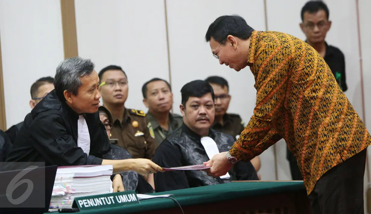Gubernur DKI Jakarta, Basuki Tjahaja Purnama (Ahok) saat menjalani sidang kasus dugaan penistaan agama di Gedung Kementerian Pertanian, Jakarta, Selasa (25/4). Sidang beragendakan pembacaan pledoi. (Liputan6.com/Miftahul Hayat/Pool)