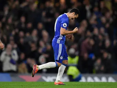 Penyerang Chelsea, Pedro melakukan selebrasi usai mencetak gol keduanya ke gawang Bournemouth pada pertandingan Liga Inggris di Stamford Bridge, London, (26/12). Chelsea menang atas Bournemouth dengan skro 3-0. (Reuters/Tony O'Brien)
