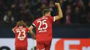 Striker Bayern Munchen, Thomas Mueller, melakukan selebrasi usai mengalahkan Schalke pada laga Bundesliga, di Stadion Veltins, Selasa (20/9/2017). Bayern Munchen menang 3-0 atas Schalke. (AFP/Patrik Stollarz)
