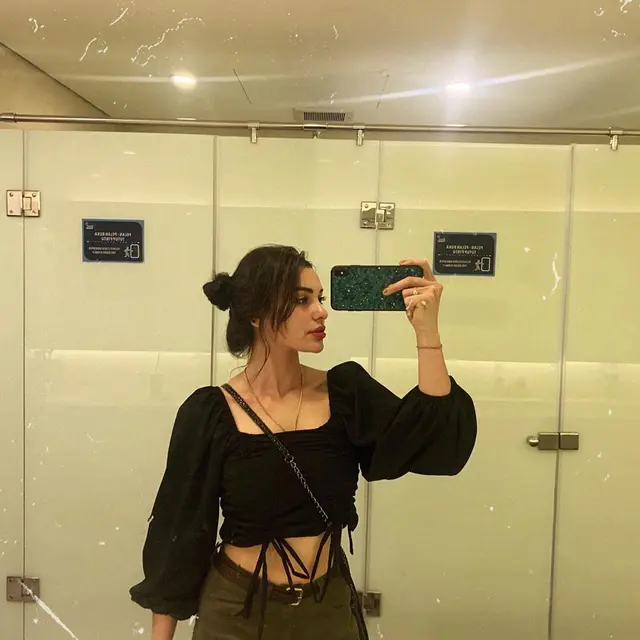 Gaya Kasual Nora Alexandra Kenakan Baju Berwarna Hitam. (Sumber: Instagram/ncdpapl)
