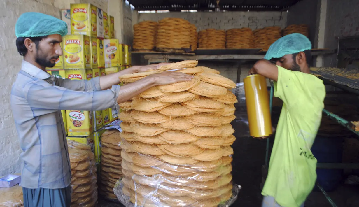 Pria Pakistan membuat manisan tradisional di pasar untuk dijual menjelang bulan puasa Ramadhan mendatang di Hyderabad, Pakistan, Sabtu (2/4/2022). Bulan Ramadhan atau sering kita sebut bulan puasa adalah bulan yang di tunggu-tunggu oleh umat Islam di seluruh dunia. (AP Photo/Pervaiz Masih)