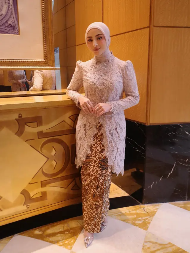 Kompak Bak Kakak Adik, Gaya Nabila Syakieb dan Sang Adik Ipar Margin Wieheerm Berkebaya Blush Pink di Pernikahan Tengku Nadira