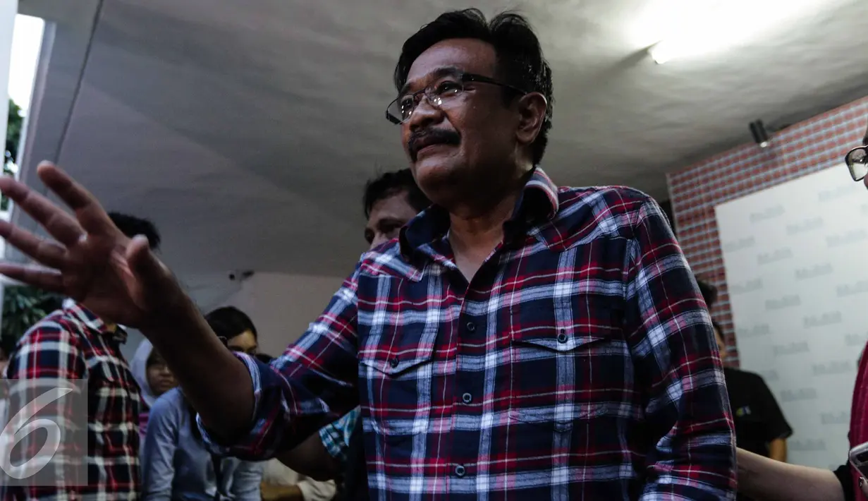 Cawagub DKI Jakarta Djarot Saiful Hidayat mengemukakan pihaknya akan menerima keputusan kepolisian yang telah menetapkan Basuki Tjahaja Purnama sebagai tersangka, Jakarta, Rabu (16/11). (Liputan6.com/Faizal Fanani)