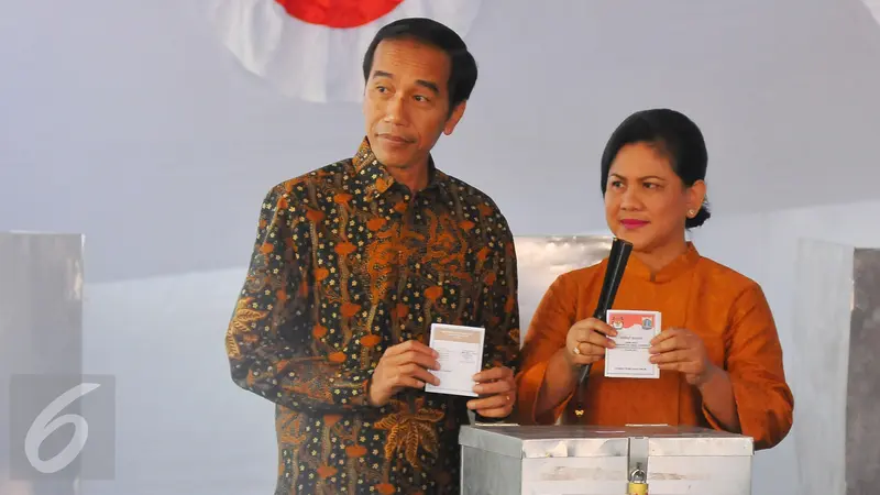 Jokowi saat menggunakan hak suaranya di Pilkada DKI 2017