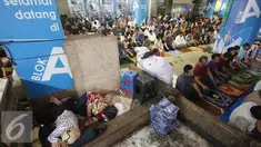 Pedagang melaksanakan Salat Jumat di pelataran pejalan kaki Pasar Tanah Abang, Jakarta, Jumat (10/6). Salat Jumat pertama di bulan Ramadan berlangsung khidmat di pasar tersebut, meskipun dilaksanakan di tempat seadanya. (Liputan6.com/Immanuel Antonius)