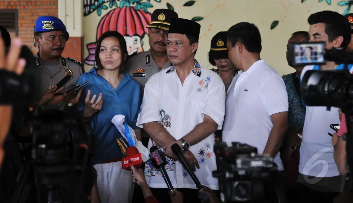 Kadiv Humas Mabes Polri, Irjen Pol Anton Charlian (kanan) didampingi Sekjen KPAI Erlinda memberi keterangan usai bertemu dengan anak yang ditelantarkan orangtuanya di pendopo Safe House Cibubur, Jakarta, Sabtu (16/5/2015). (Liputan6.com/Johan Tallo)