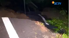 Longsor mengakibatkan seorang pengendara motor terjun ke jurang, korban bersama motornya kemudian dievakuasi warga setempat.