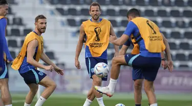 Penyerang Inggris Harry Kane (tengah) ikut serta dalam latihan selama sesi latihan resmi di Al Wakrah Sports Complex, Qatar, Jumat (9/12/2022).  Inggris bakal menghadapi lawan berat, Prancis, pada perempat final Piala Dunia 2022 di Al Bayt Stadium, Minggu (11/12/2022) dini hari. (AP Photo/Abbie Parr)