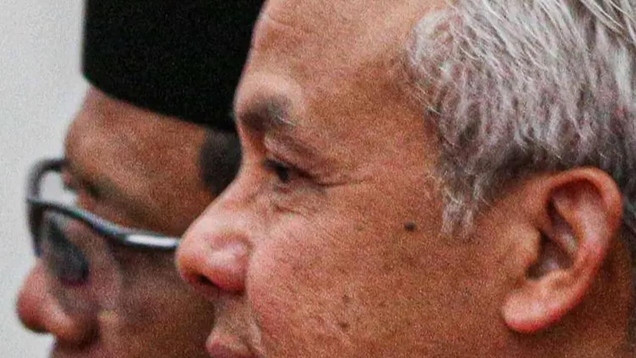 Secara umum, sejumlah faktor bisa menjadi penyebab rambut beruban pada usia lebih muda. Pada Ganjar Pranowo, seperti diakuinya, faktor genetik ini menjadi penyebab kondisi ini.