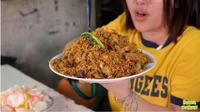 Ada Nasi Goreng Rp100 Ribu di Warung Pinggir Jalan, Apa Istimewanya? foto: Youtube 'Farida Nurhan'