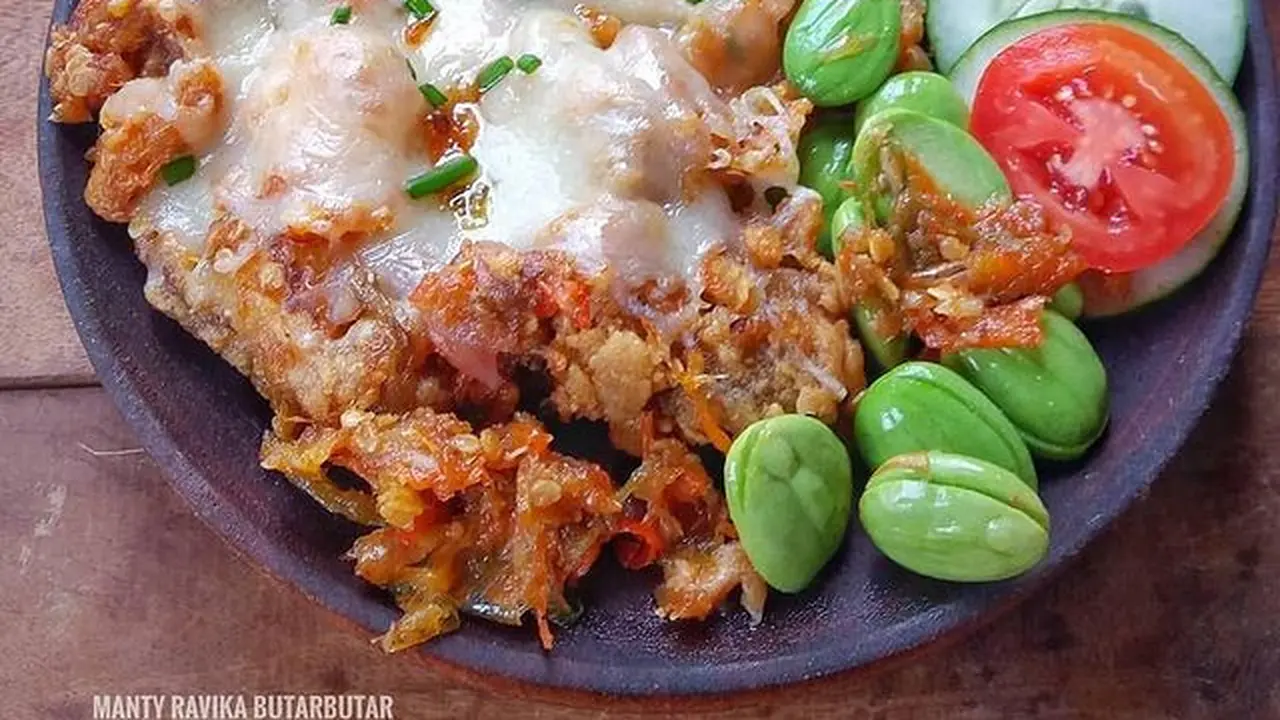 Sepiring ayam geprek mozarella