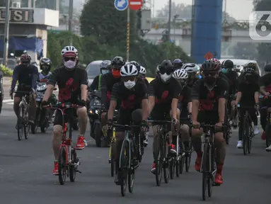 Pesepeda melintas Jalan Sudirman pada peluncuran jersey bersepeda Unlimited Hope hasil kokreasi Smartfren, Show The Monster dan Common Spot di Jakarta, Sabtu (27/3/2021). Hasil jersey bersepeda akan digunakan untuk pemberdayaan UMKM melalui Teman Kreasi Indonesia. (Liputan6.com/Pool)