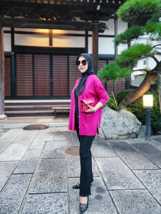 Atau ketika Syahrini memadukan warna hitam outfitnya dengan outer bernuansa merah muda keunguan. [Foto: Instagram/princessyahrini]