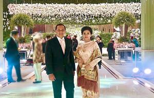 Bella Saphira bersama suami, Agus Surya Bakti, saat kondangan. Penampilan Bella yang memakai sanggul disorot oleh warganet (Dok.Instagram/@bellasaphiraoffical/https://www.instagram.com/p/B88UeoAHLW3/Komarudin)