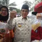 Pjs Wako Palembang Akhmad Najib menunjukkan mie berformalin dan hasil tes kimianya (Liputan6.com / Nefri Inge)