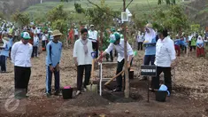 Presiden Jokowi didampingi Ibu Negara Iriana Widodo  menanam pohon pada peringatan Hari Menanam Pohon Indonesia dan Bulan Menanam Pohon Nasional di Tahura Sultan Adam, Kalsel, Kamis (26/11). (Liputan6.com/Johan Tallo)