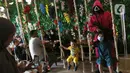 Pramusaji menggunakan kostum serial Netflix Squid Game di Cafe Strawberry, Jakarta, Sabtu (16/10/2021). Cafe tersebut melakukan inovasi dengan mengusung tema permainan yang ada dalam film asal Korea Selatan yakni Squid Game untuk memberikan daya tarik bagi pengunjung. (Liputan6.com/Herman Zakharia)